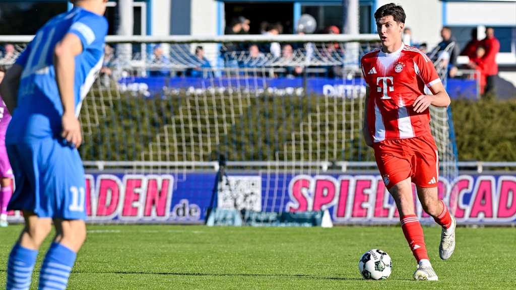 Ljubo Puljić führt den Ball im Stadion.