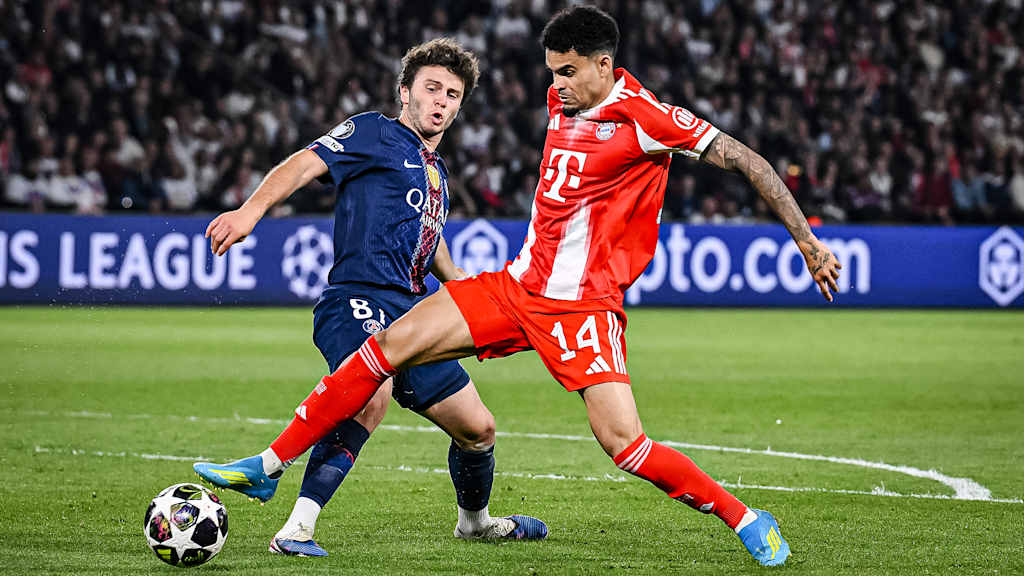 Luis Díaz im Zweikampf um den Ball während des Halbfinal-Hinspiels des FC Bayern in der Champions League bei Paris Saint-Germain