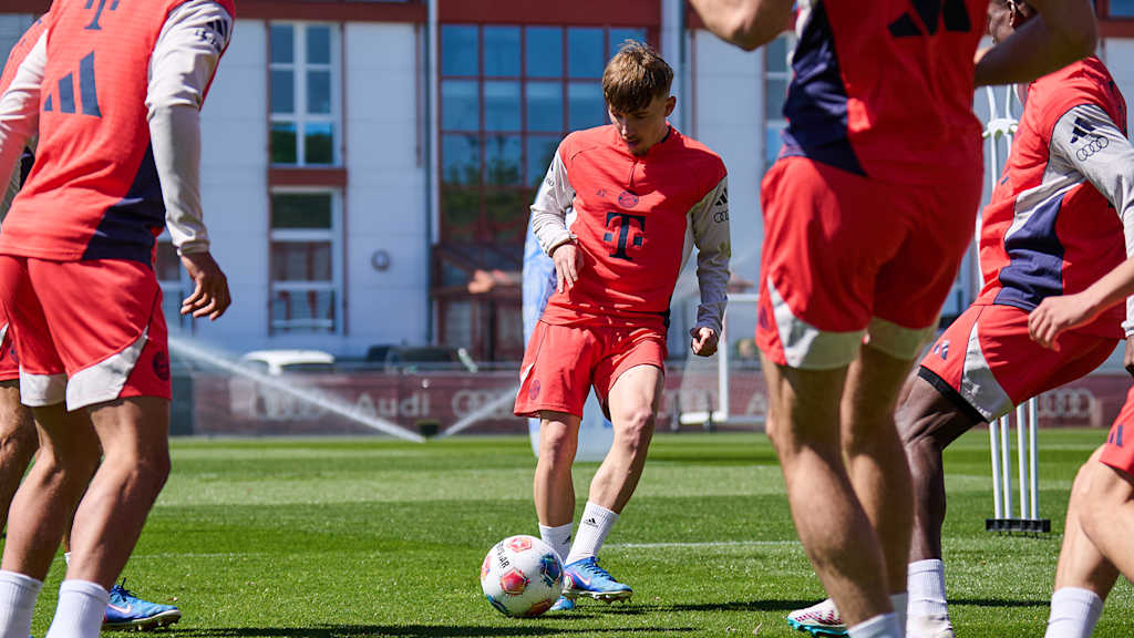 Lennart Karl spielt einen Pass im Training des FC Bayern
