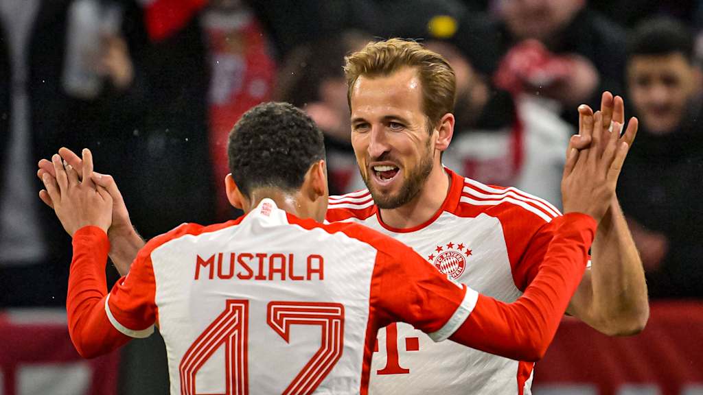 Harry Kane und Jamal Musiala klatschen nach einem Tor gegen Lazio ab