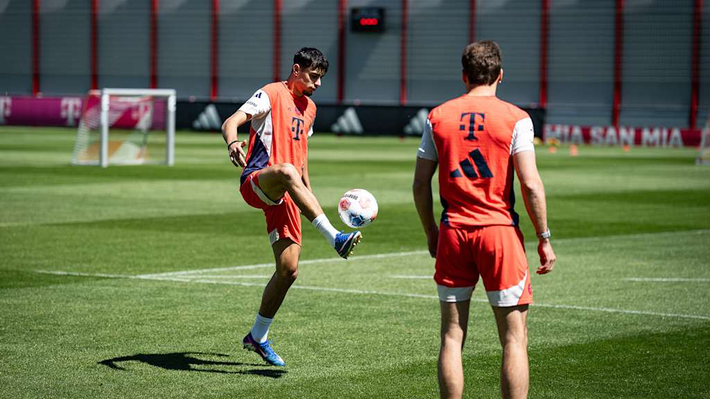 Aleksandar Pavlovic im Abschlusstraining des FC Bayern vor dem Bundesliga-Heimspiel gegen den 1. FC Heidenheim