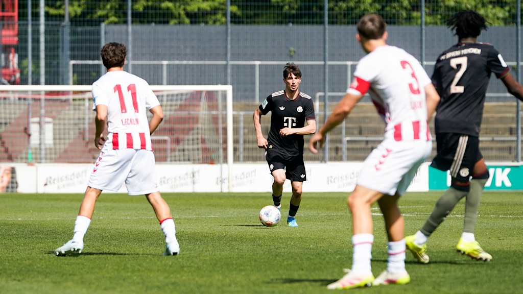 Roko Mijatović führt den Ball am Fuß.