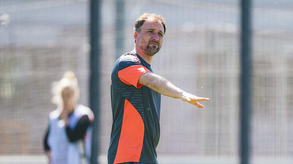 José Barcala während einer Trainingseinheit der FCB-Frauen.