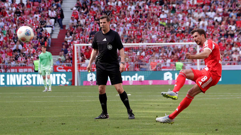 Leon Goretzka tritt einen direkten Freistoß zum 1:2 im Bundesliga-Spiel des FC Bayern gegen den 1. FC Heidenheim