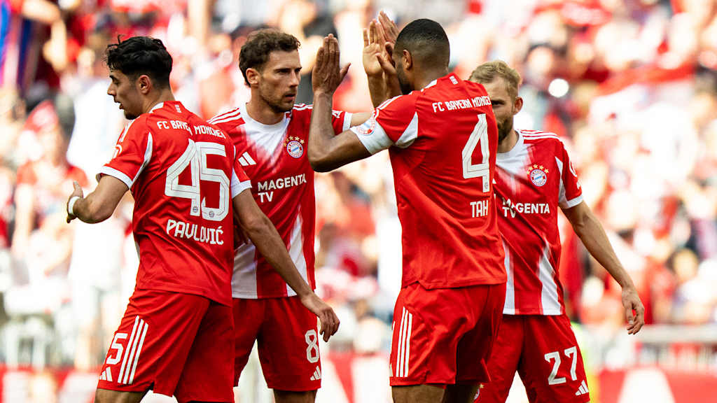Leon Goretzka klatscht ab mit Jonathan Tah nach dem 1:2 im Bundesliga-Spiel des FC Bayern gegen den 1. FC Heidenheim