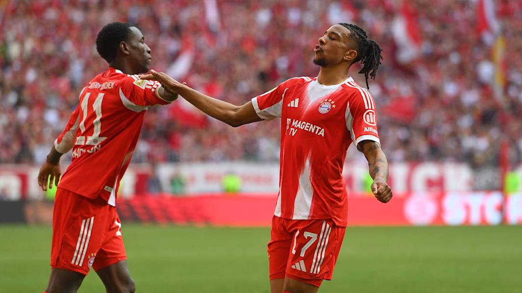 Michael Olise jubelt mit Nicolas Jackson nach dem 3:3 im Bundesliga-Spiel des FC Bayern gegen den 1. FC Heidenheim