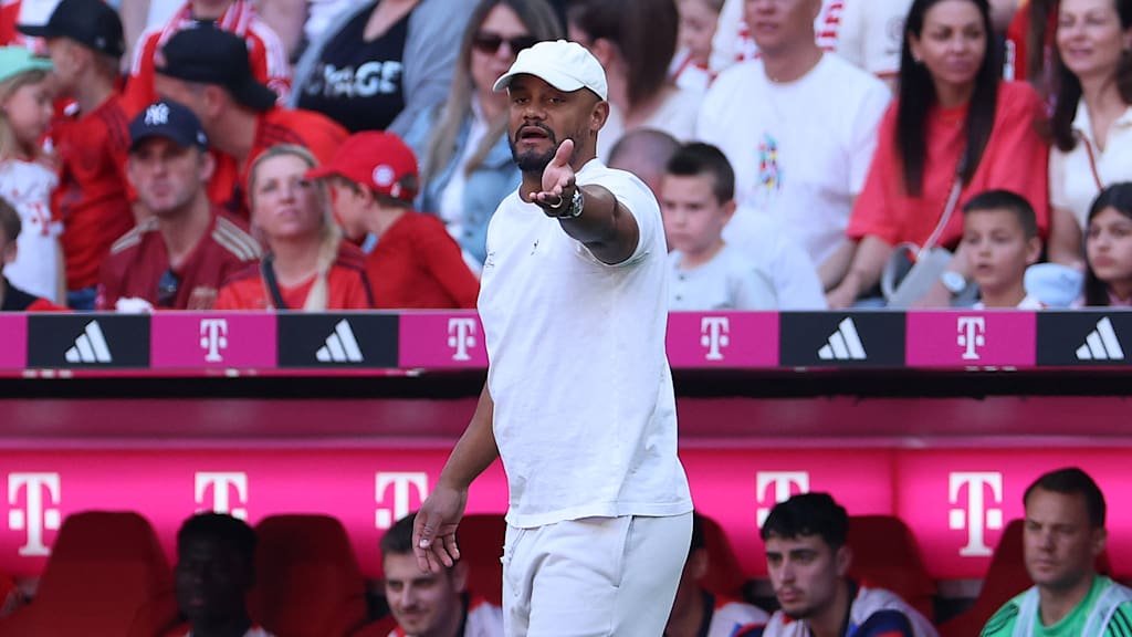 Vincent Kompany gibt Anweisungen während des Spiels gegen Heidenheim.