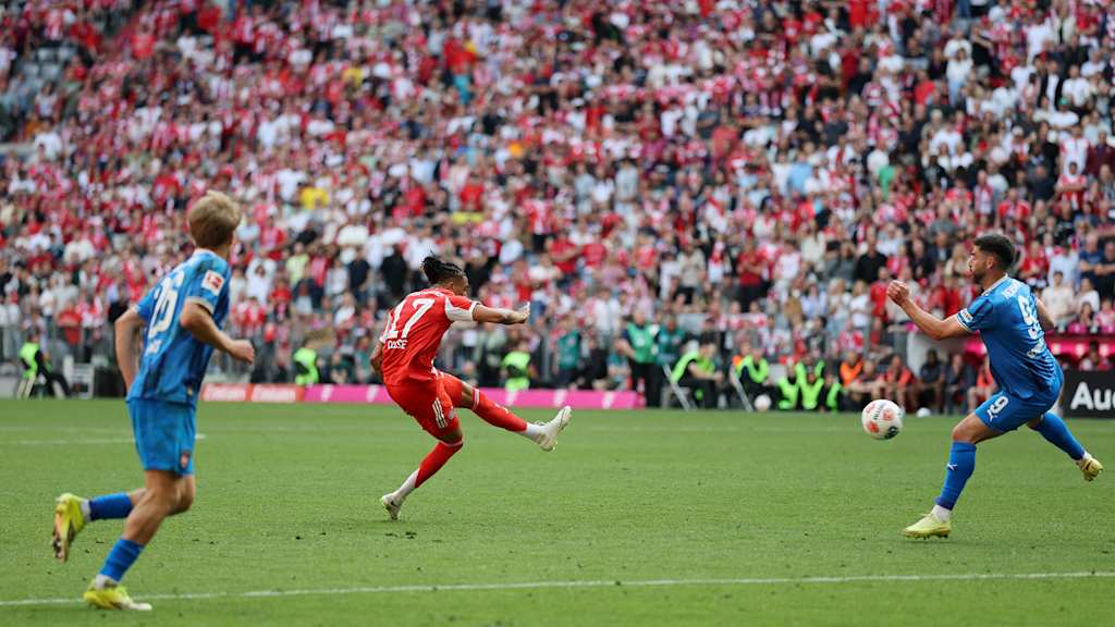 Michael Olise schließt ab zum 3:3 im Bundesliga-Spiel des FC Bayern gegen den 1. FC Heidenheim