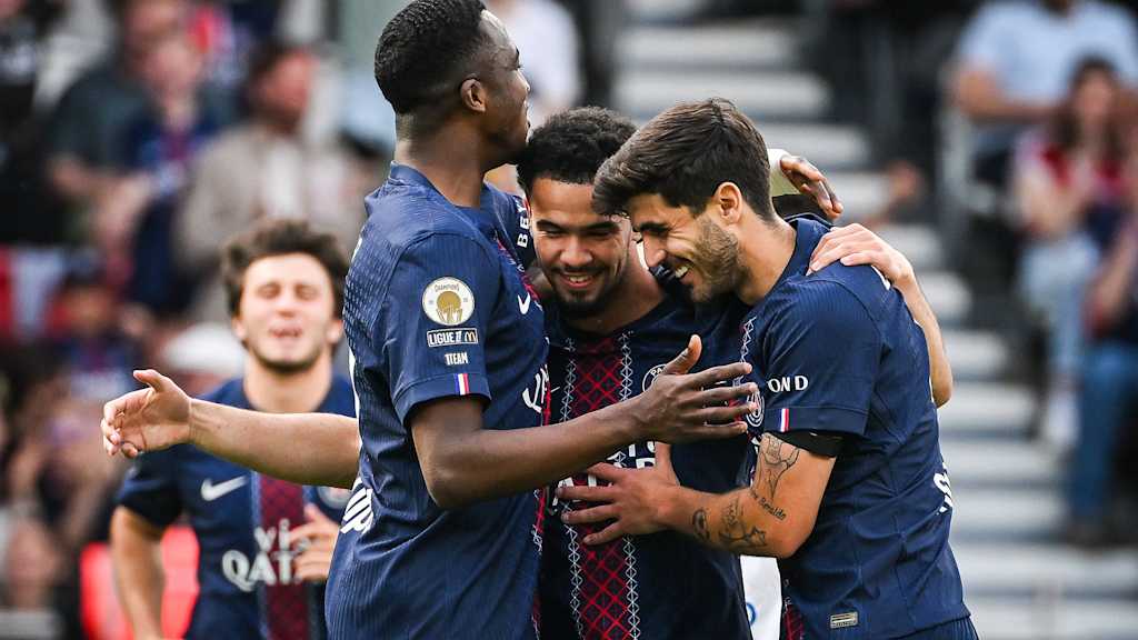 Spieler von PSG bejubeln ein Tor gegen Lorient