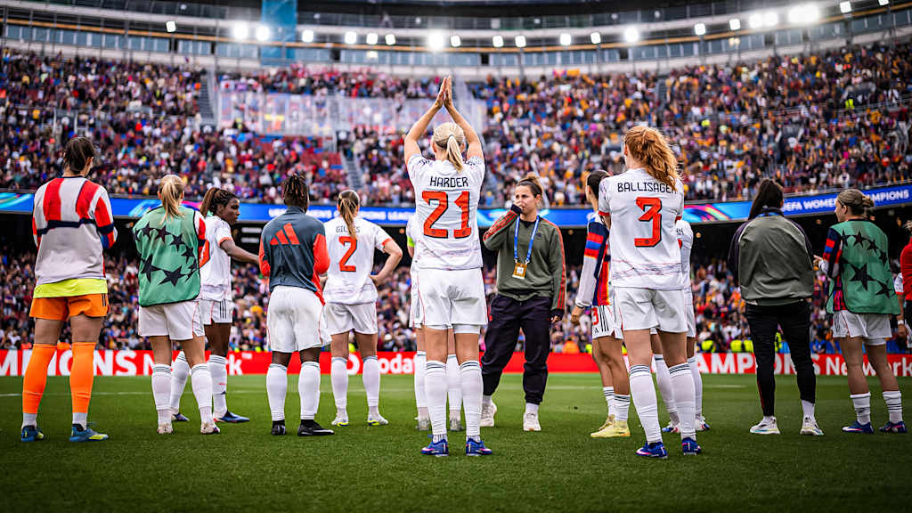 Die FC Bayern Frauen bedanken sich bei ihren Fans nach dem Halbfinal-Rückspiel in der Champions League beim FC Barcelona