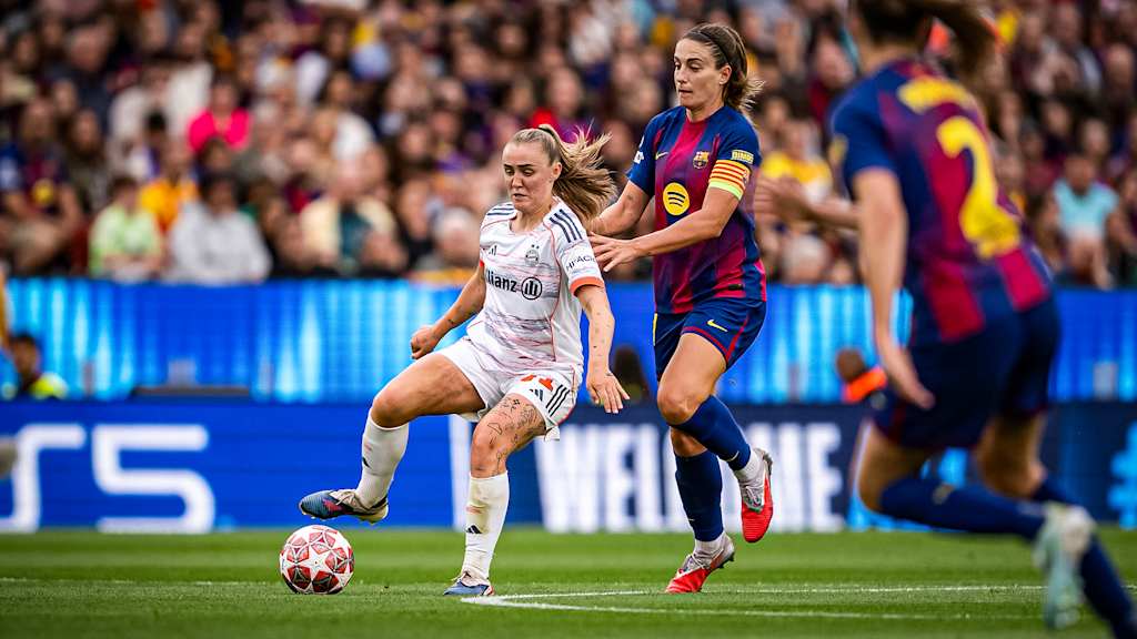 Georgia Stanway im Zweikampf während des Gastspiels der FC Bayern Frauen im Halbfinale der Champions League beim FC Barcelona