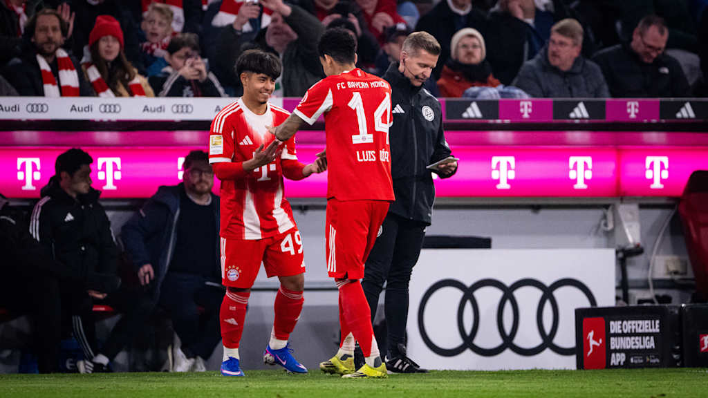 Maycon Cardozo klatscht mit Luis Diaz ab.
