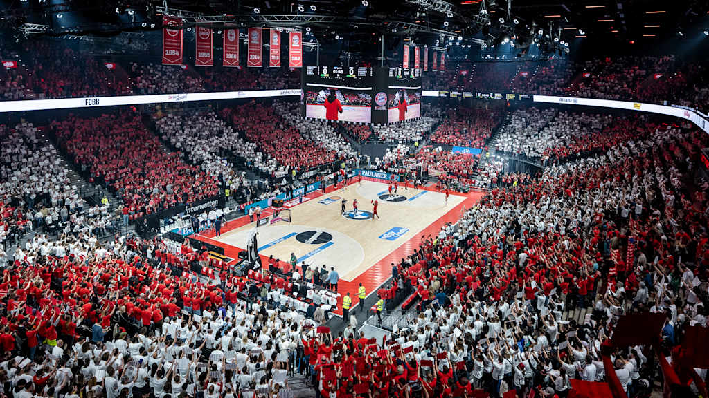 SAP Garden München Fanchoreo weiß rot