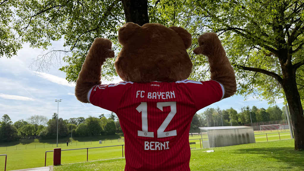 Berni an der Säbener Straße mit dem neuen Heimtrikot.