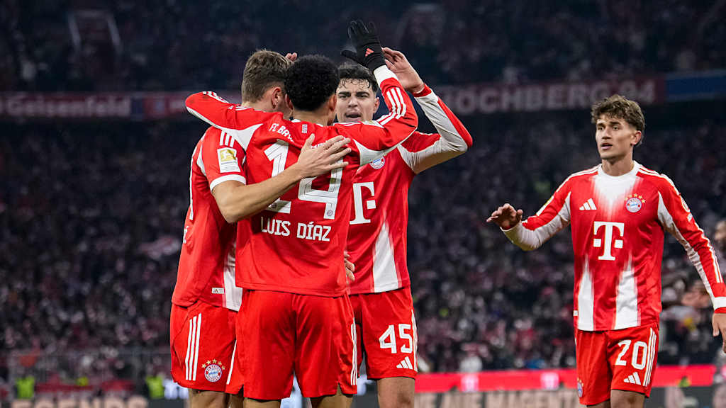 Luis Diaz und Aleksandar Pavlovic jubeln gemeinsam nach dem 2:1 im Bundesliga-Spiel des FC Bayern gegen den VfL Wolfsburg.
