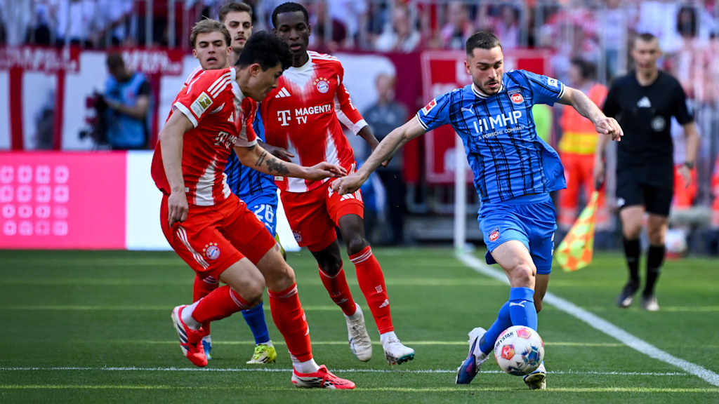 Ibrahimovic im Zweikampf mit Bayerns Kim.