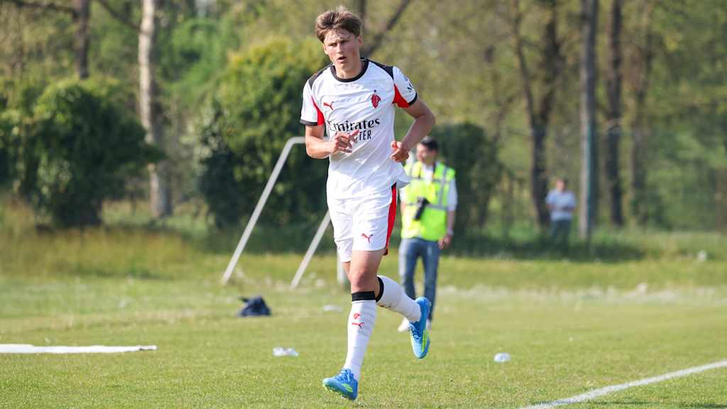 Magnus Dalpiaz läuft am Spielfeldrand.