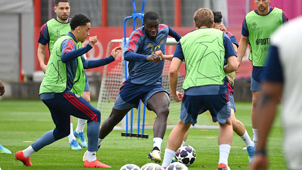 Dayot Upamecano und Jamal Musiala im Zweikampf  im Training des FC Bayern