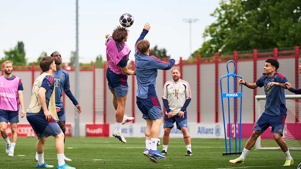 Tom Bischof und Lennart Karl im Kopfballduell im Training des FC Bayern