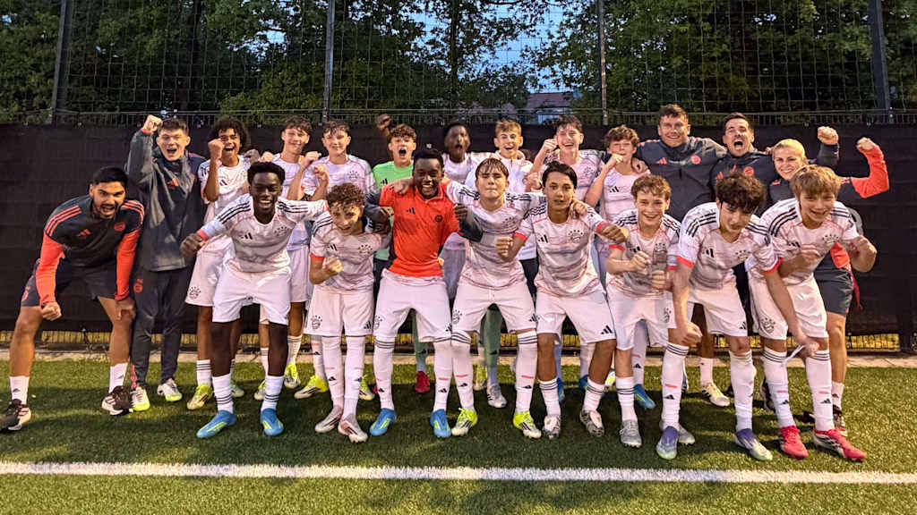 Die FC Bayern U15 jubelt.