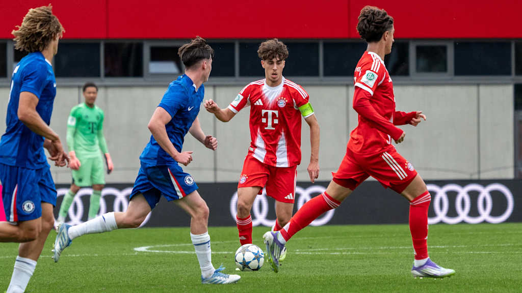 David Santos Daiber führt den Ball am Fuß im Spiel der FC Bayern U19.
