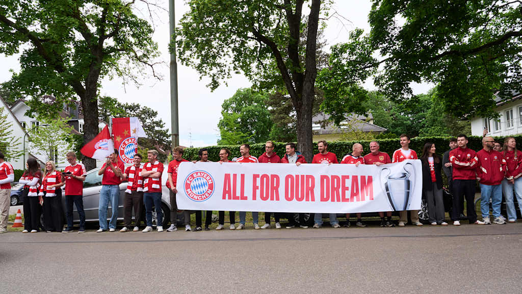 Mitarbeiter des FC Bayern verabschieden die Mannschaft vor dem Champions League-Spiel gegen Paris Saint-Germain.