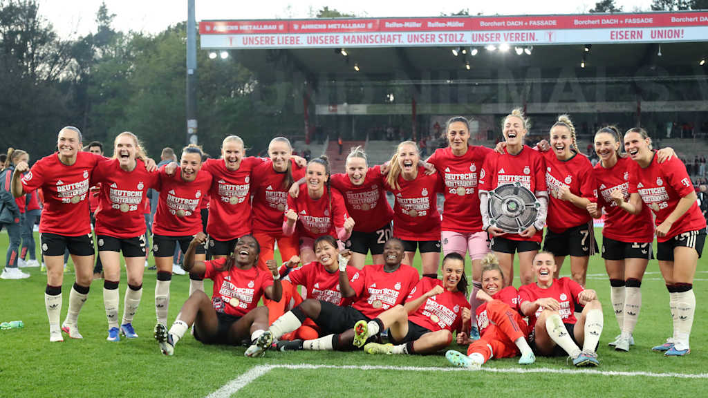 Die FC Bayern Frauen bejubeln den Gewinn der Deutschen Meisterschaft  bei Union Berlin.
