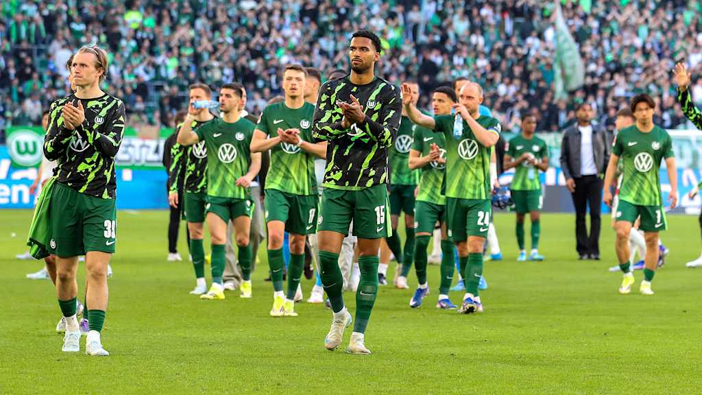 Spieler des VfL Wolfsburg applaudieren nach einem Bundesliga-Spiel.