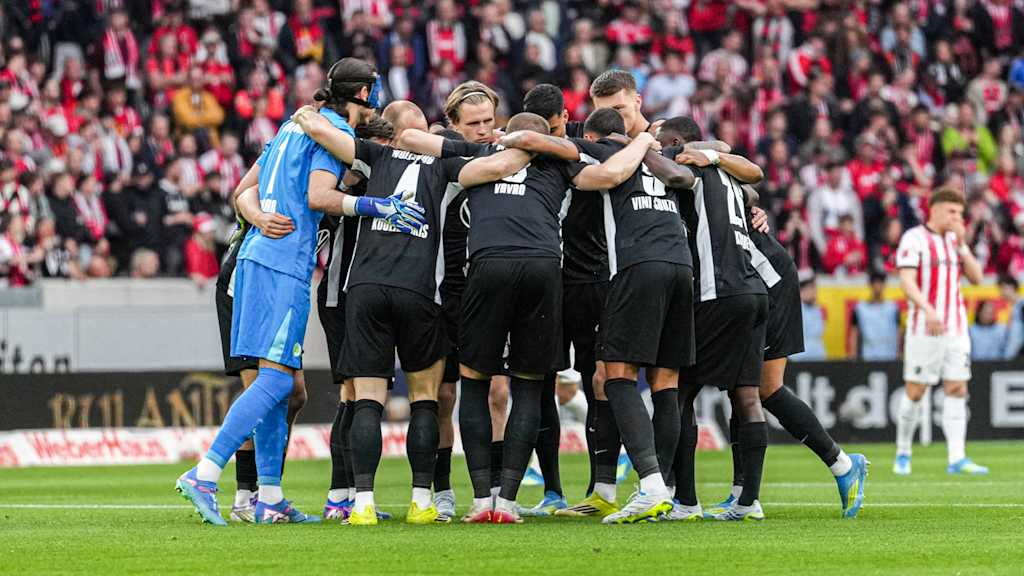 Spieler des VfL Wolfsburg bilden einen Kreis.