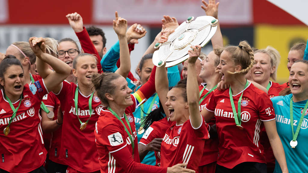 FCB Women celebrate winning the Bundesliga title in 2021