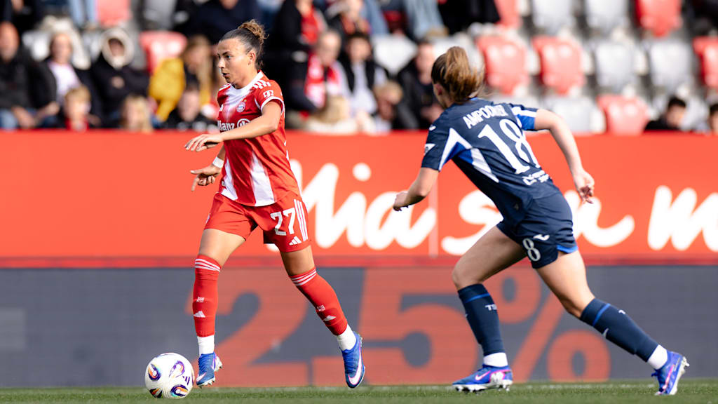 Ariana Caruso mit Ball am Fuß und Blick nach vorne.