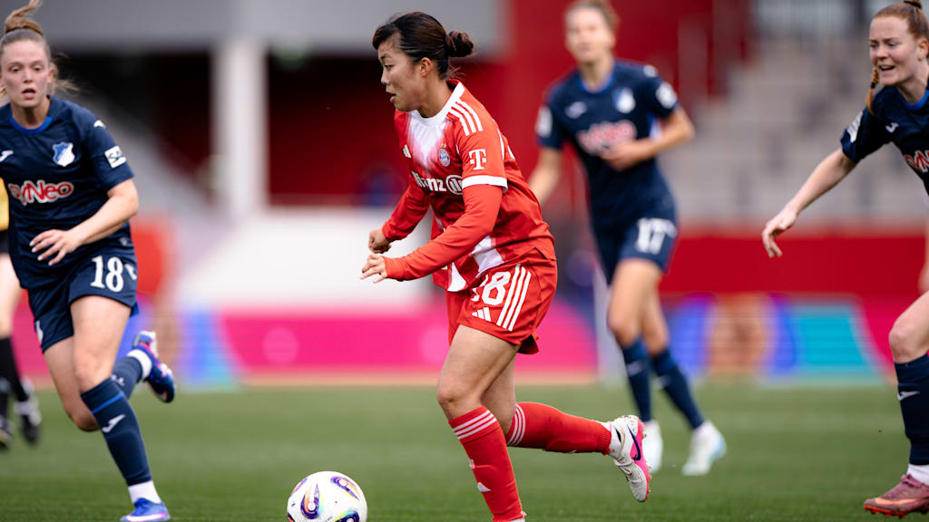 Momoko Tanikawa im Dribbling.