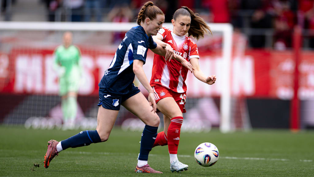 Katharina Naschenweng im Zweikampf mit Hoffenheims Spielerin.
