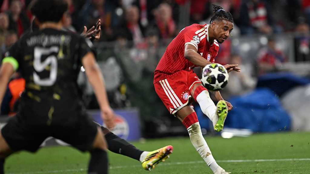 Michael Olise schießt aufs Tor im Rückspiel des FC Bayern gegen Paris Saint-Germain in der Champions League