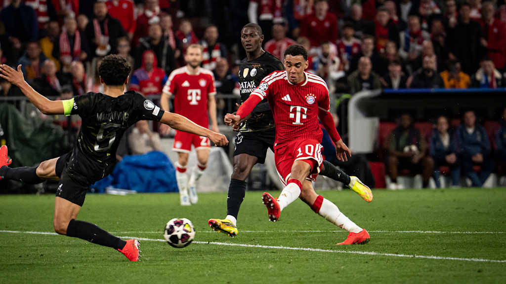 Jamal Musiala beim Torschuss im Rückspiel des FC Bayern gegen Paris Saint-Germain in der Champions League