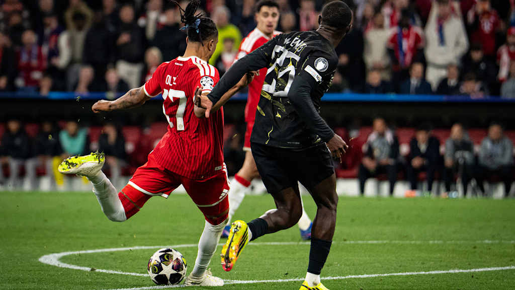 Michael Olise beim Torschuss im Rückspiel des FC Bayern gegen Paris Saint-Germain in der Champions League