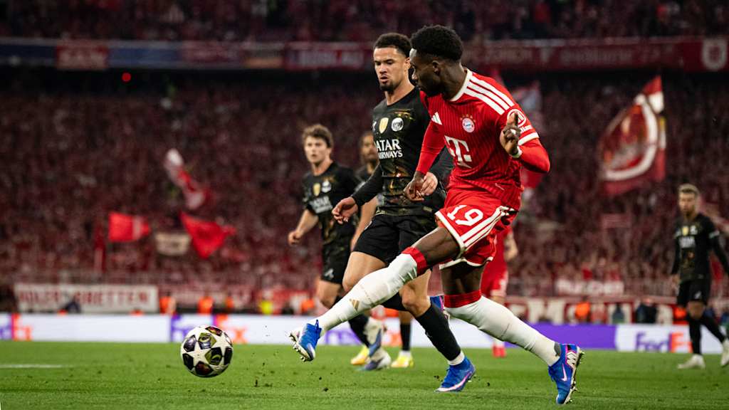 Alphonso Davies am Ball im Rückspiel des FC Bayern gegen Paris Saint-Germain in der Champions League