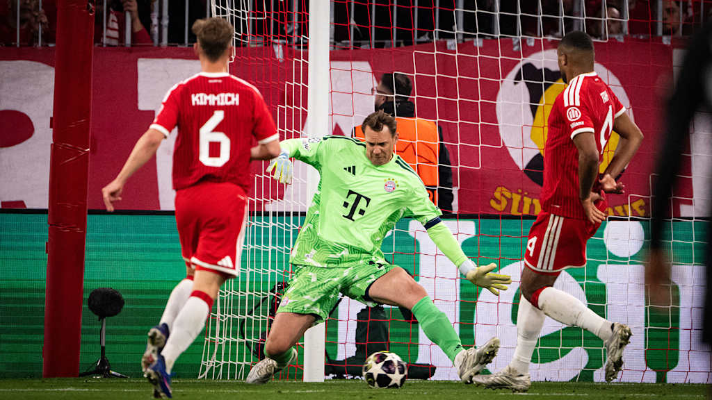 Manuel Neuer mit einer Fußparade im Rückspiel des FC Bayern gegen Paris Saint-Germain in der Champions League