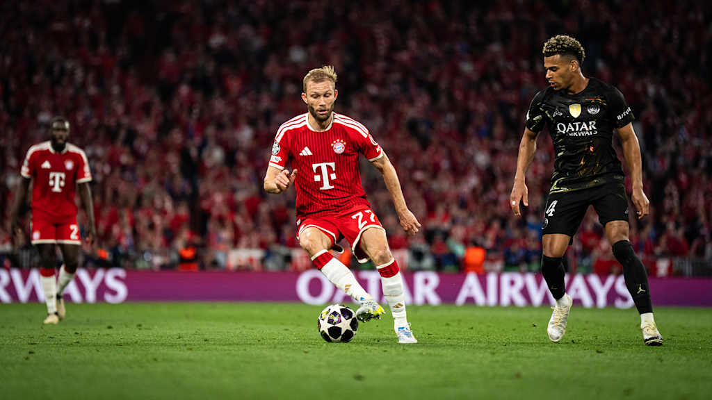 Konrad Laimer dribbelt im Spiel gegen PSG
