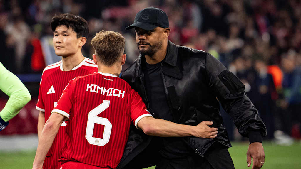 Vincent Kompany und Joshua Kimmich umarmen sich nach dem Spiel gegen PSG