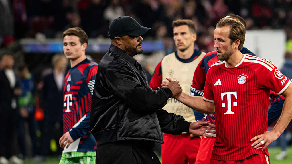 Harry Kane schlägt mit Harry Kane ein nach dem 1:1 im Rückspiel des FC Bayern gegen Paris Saint-Germain in der Champions League