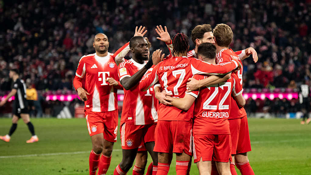 Jubeltraube der Bayern-Spieler nach dem 5:1 im Bundesliga-Spiel des FC Bayern gegen den VfL Wolfsburg