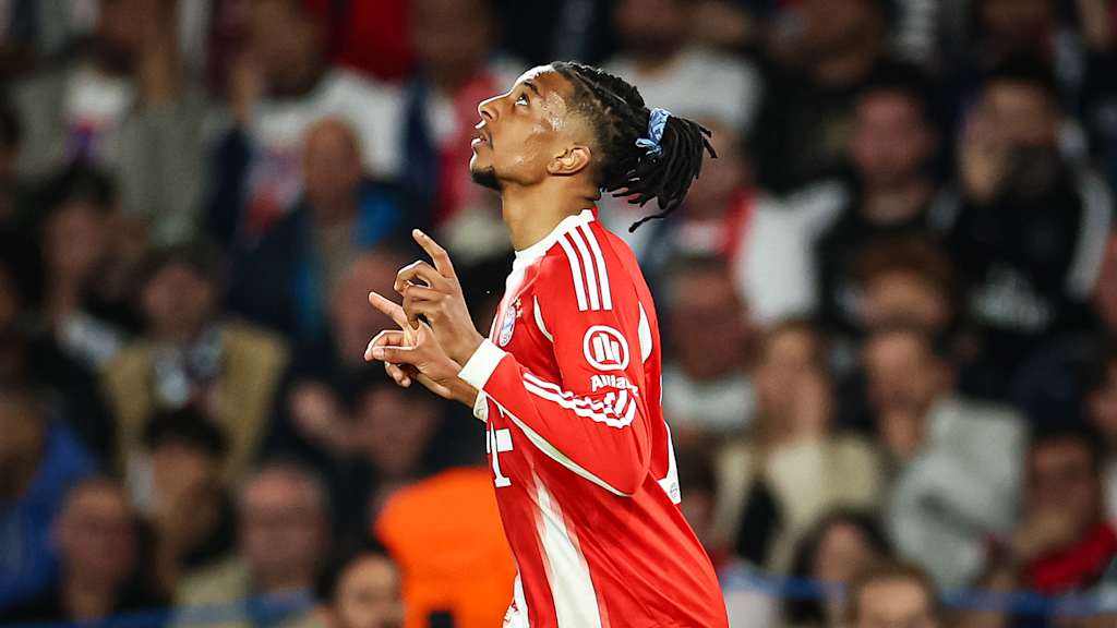 Michael Olise jubelt während des Halbfinal-Hinspiels des FC Bayern in der Champions League bei Paris Saint-Germain