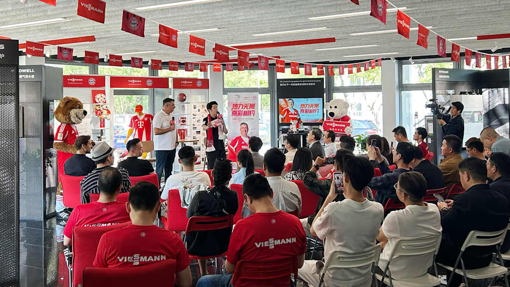 Roy Makaay hält einen Vortrag in China