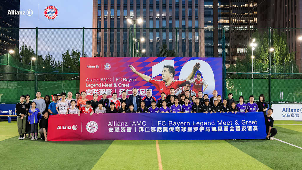 Fans des FC Bayern in China mit Roy Makaay