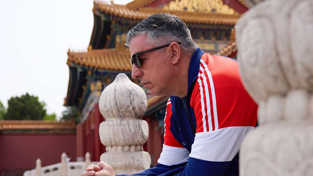 Roy Makaay vor einem Tempel in China