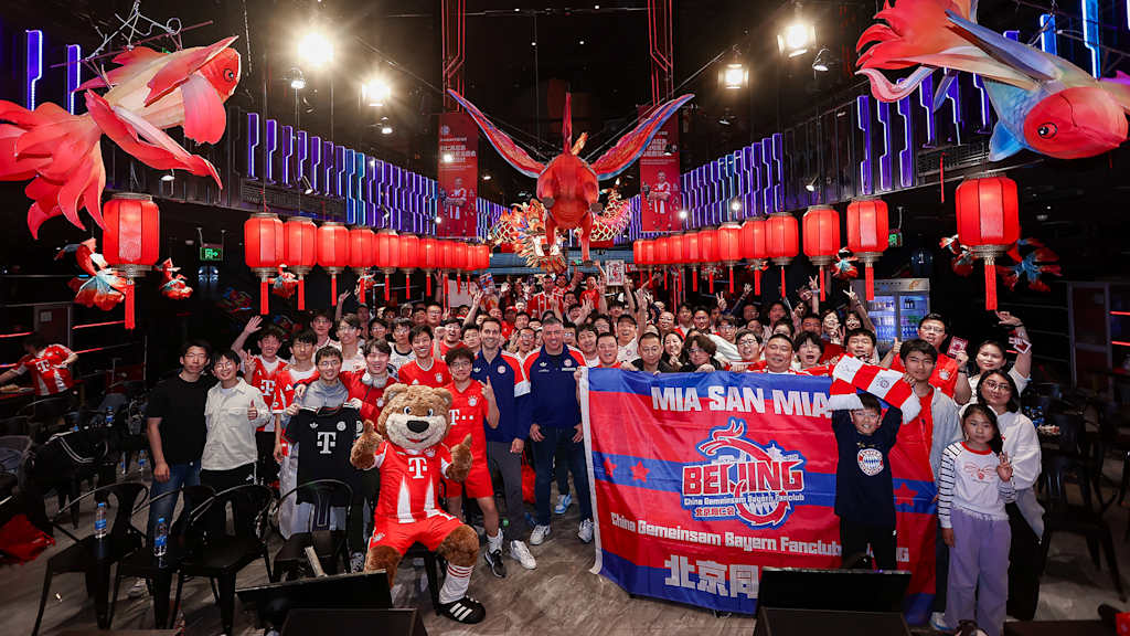 Fans des FC Bayern in China mit Roy Makaay