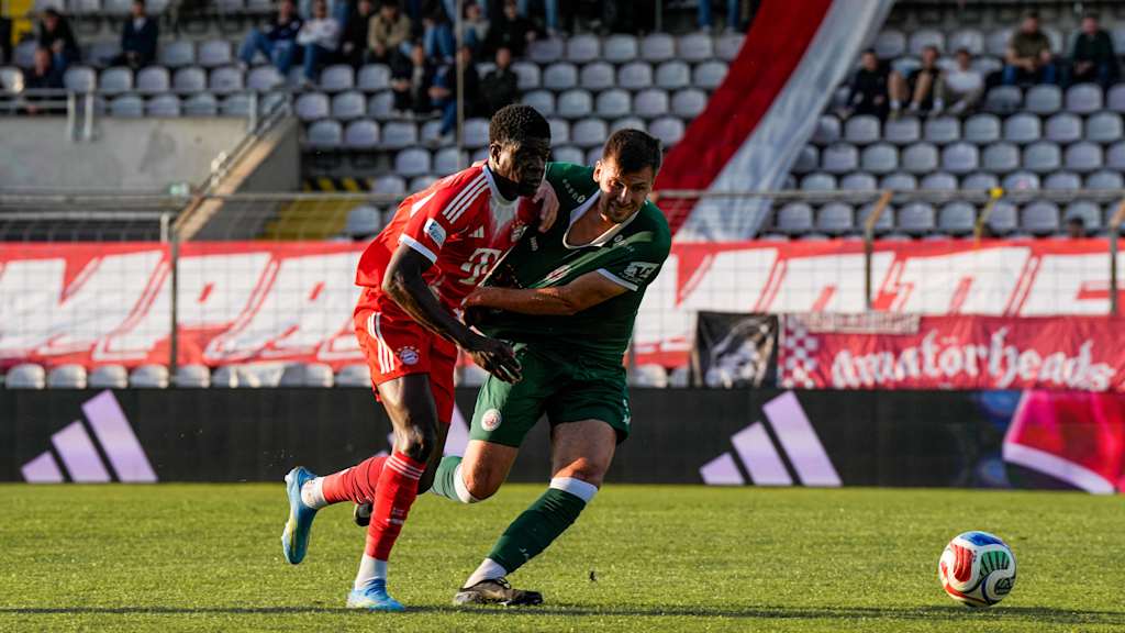 Bastian Assomo behauptet den Ball vor seinem Gegenspieler.