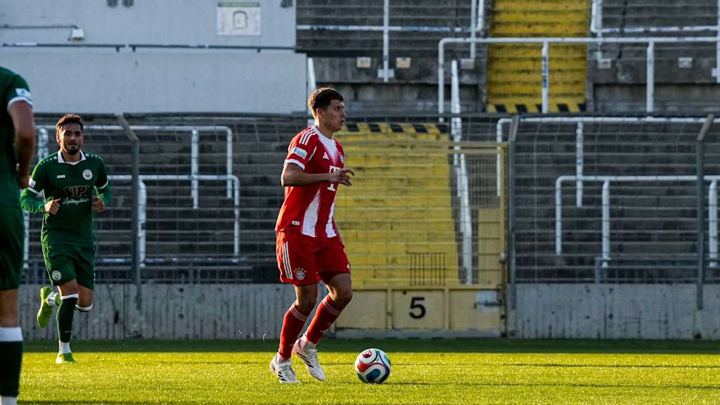 Robert Deziel Jr. führt den Ball am Fuß.