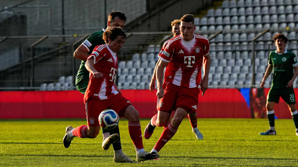 Bogdan Olychenko im Zweikampf um den Ball mit seinem Ggeenspieler.